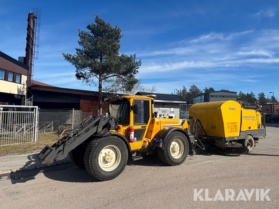 Redskapsbärare Lundberg 345 LSE 5200 med sopmaskin Broddson Nordic P10 2019