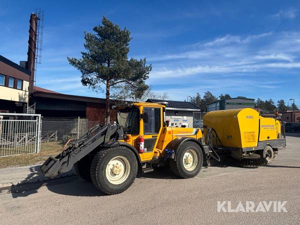Redskapsbärare Lundberg 345 LSE 5200 med sopmaskin Broddson Nordic P10 2019
