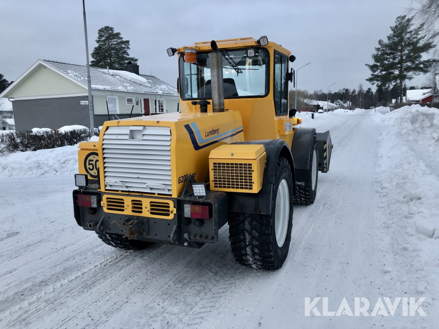 Redskapsbärare Lundberg 6200 LSE HD med sandningsskopa