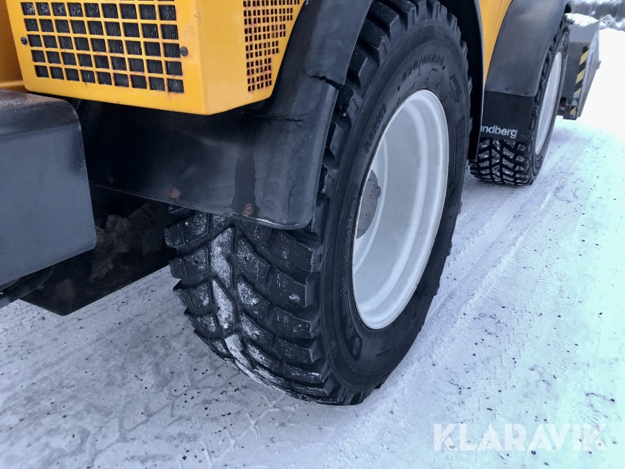 Redskapsbärare Lundberg 6200 LSE HD med sandningsskopa