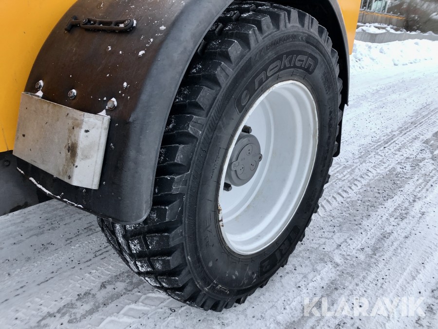 Redskapsbärare Lundberg 6200 LSE HD med sandningsskopa