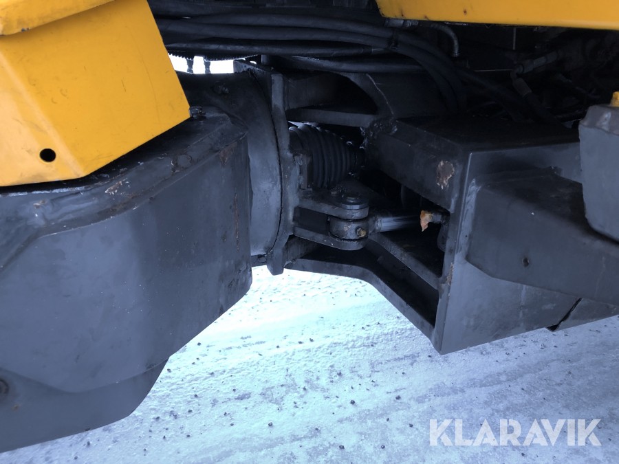 Redskapsbärare Lundberg 6200 LSE HD med sandningsskopa