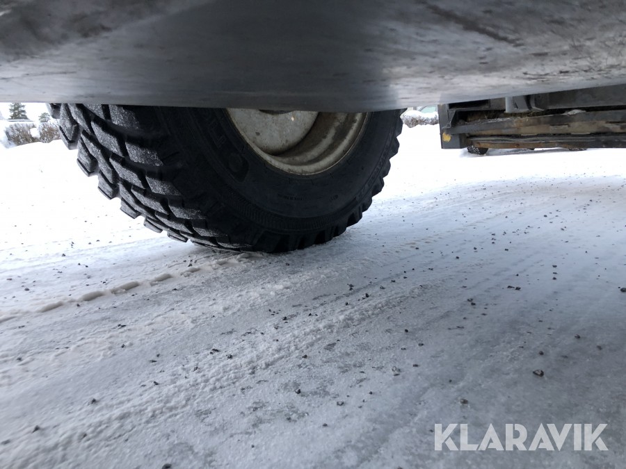 Redskapsbärare Lundberg 6200 LSE HD med sandningsskopa