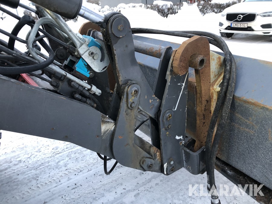 Redskapsbärare Lundberg 6200 LSE HD med sandningsskopa