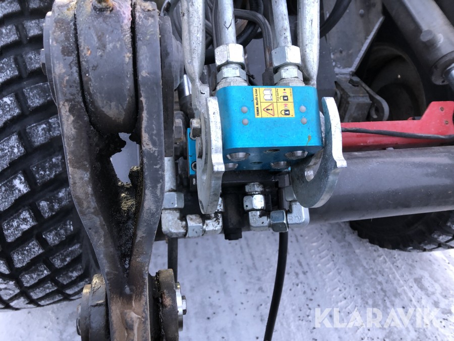 Redskapsbärare Lundberg 6200 LSE HD med sandningsskopa
