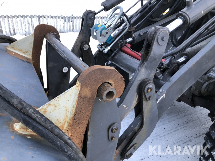 Redskapsbärare Lundberg 6200 LSE HD med sandningsskopa