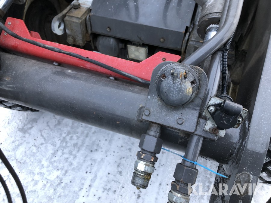 Redskapsbärare Lundberg 6200 LSE HD med sandningsskopa