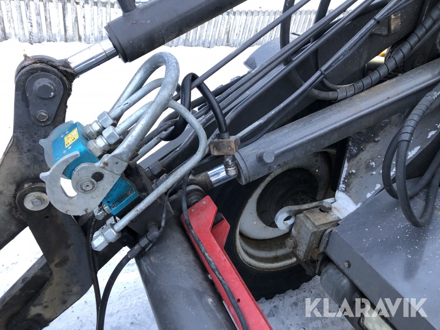 Redskapsbärare Lundberg 6200 LSE HD med sandningsskopa
