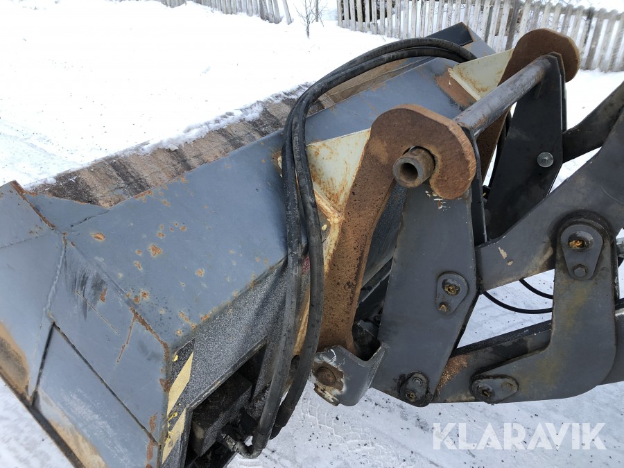 Redskapsbärare Lundberg 6200 LSE HD med sandningsskopa