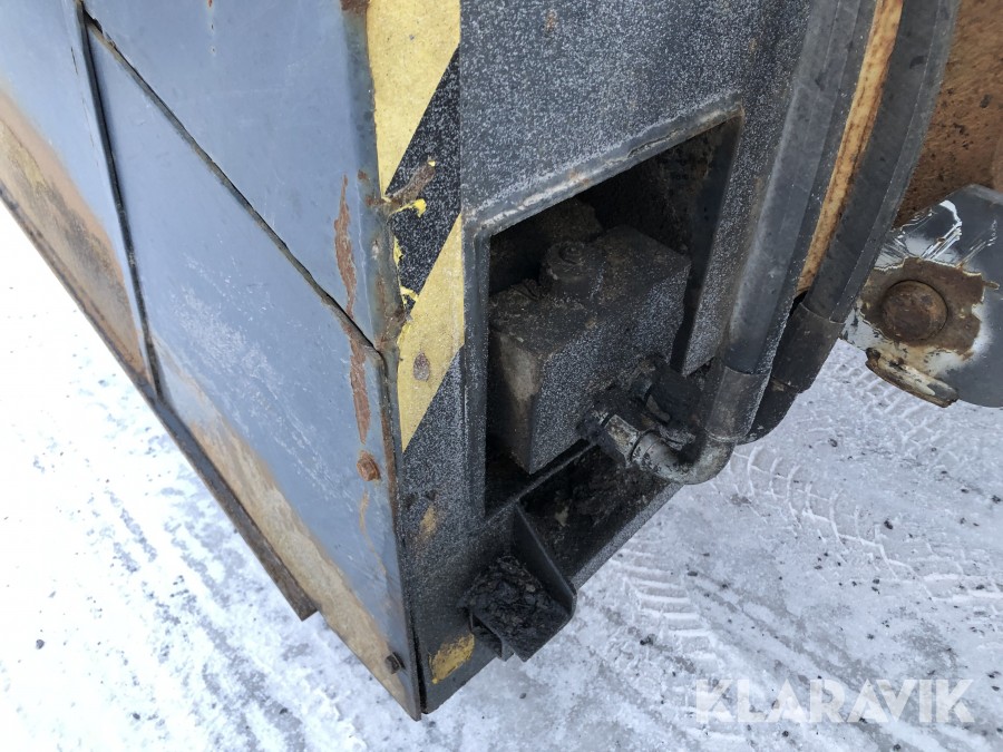 Redskapsbärare Lundberg 6200 LSE HD med sandningsskopa