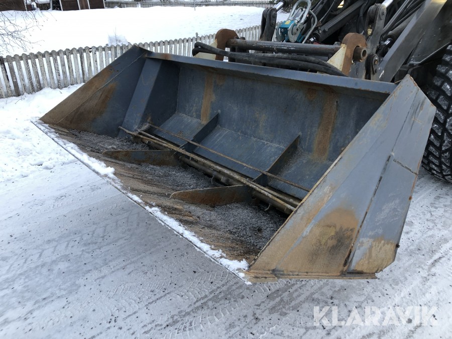 Redskapsbärare Lundberg 6200 LSE HD med sandningsskopa