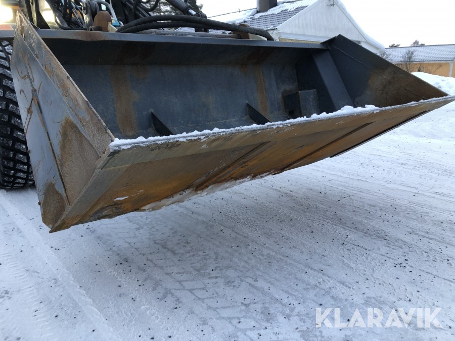 Redskapsbärare Lundberg 6200 LSE HD med sandningsskopa