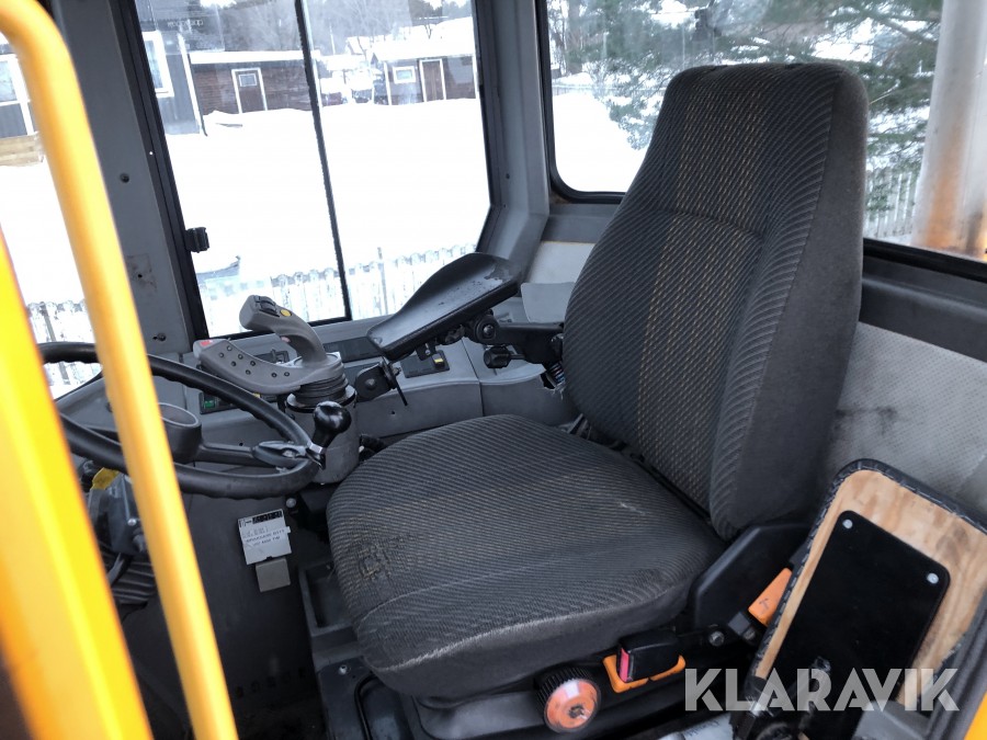 Redskapsbärare Lundberg 6200 LSE HD med sandningsskopa