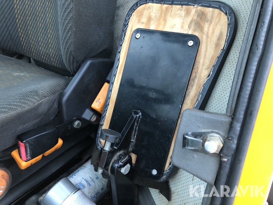 Redskapsbärare Lundberg 6200 LSE HD med sandningsskopa