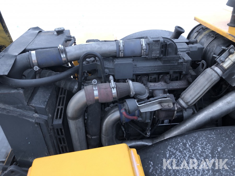Redskapsbärare Lundberg 6200 LSE HD med sandningsskopa
