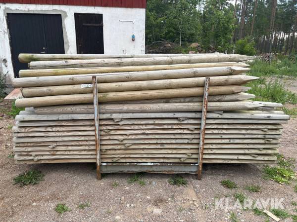 Parti med tryckimpregnerade stolpar och slanor