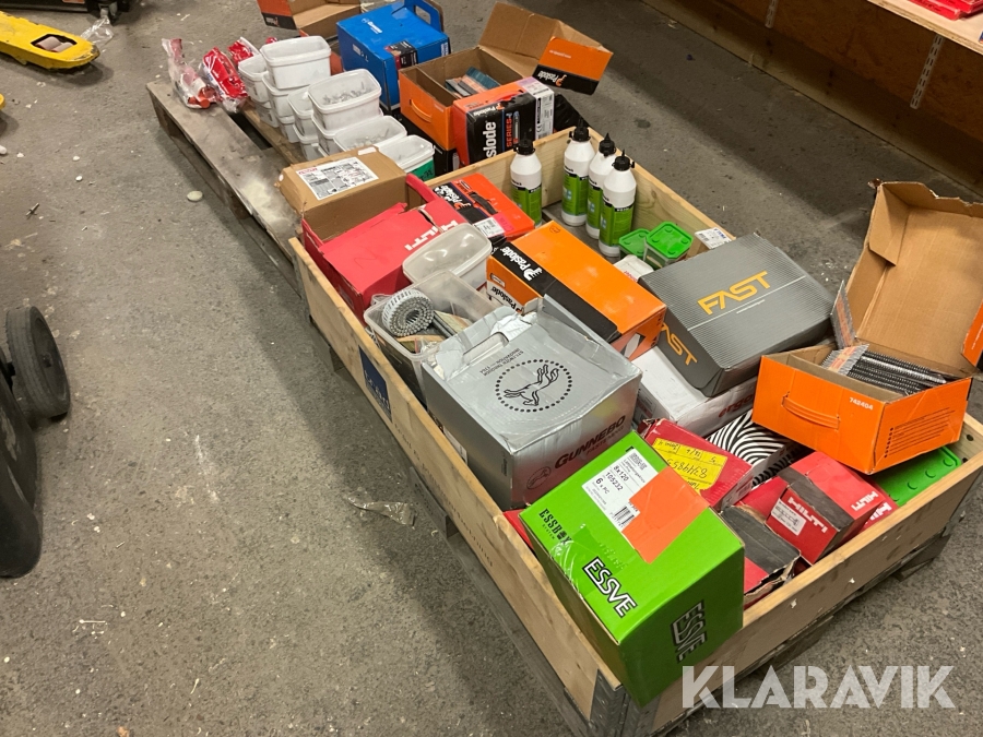 Blandat parti med skruv, bult, spik, fasadskruv, lim