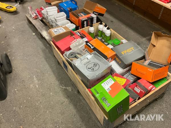 Blandat parti med skruv, bult, spik, fasadskruv, lim