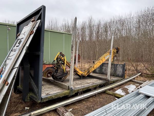 Timmerrede på lastväxlarram med kran