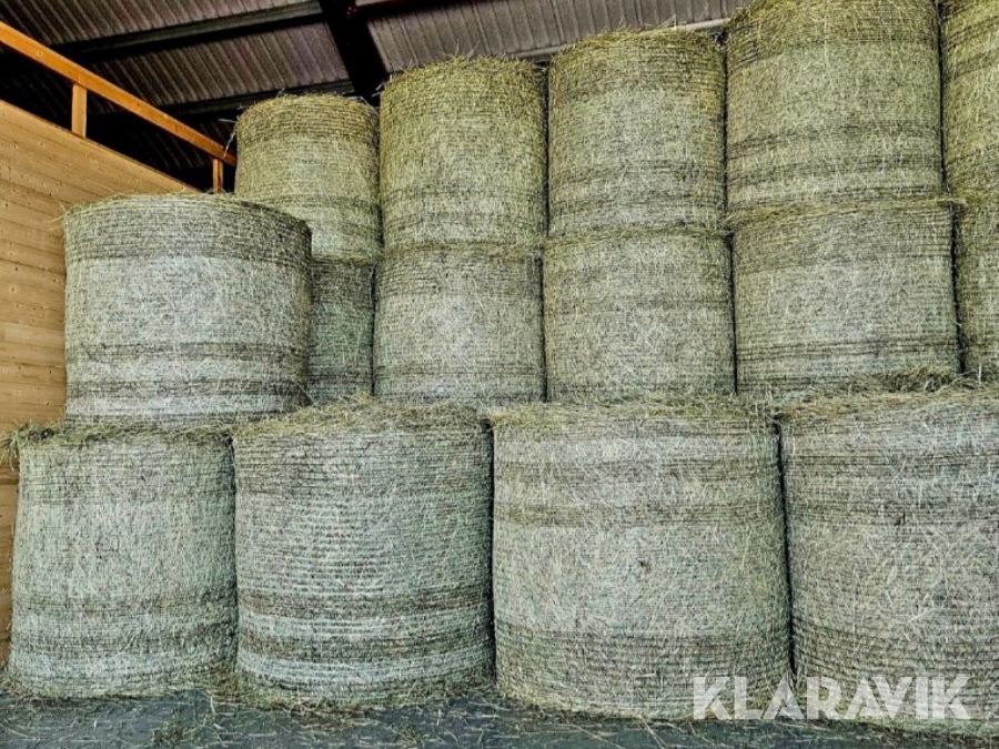 Parti med hö i rundbalar 20 st