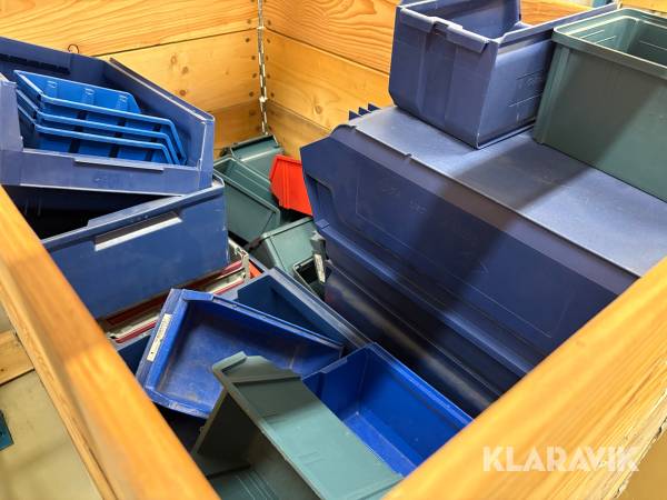 Parti med plastlådor