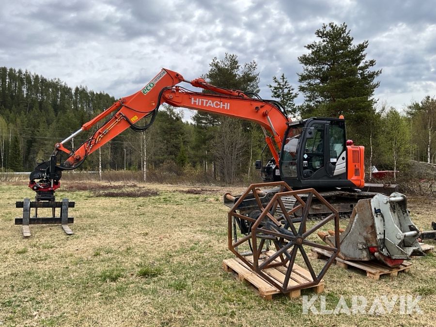 Grävmaskin Hitachi ZX 135US-5B med många redskap