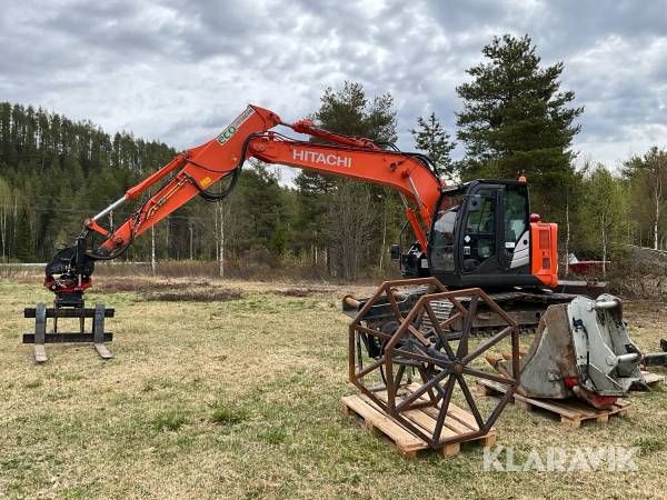 Grävmaskin Hitachi ZX 135US-5B med många redskap