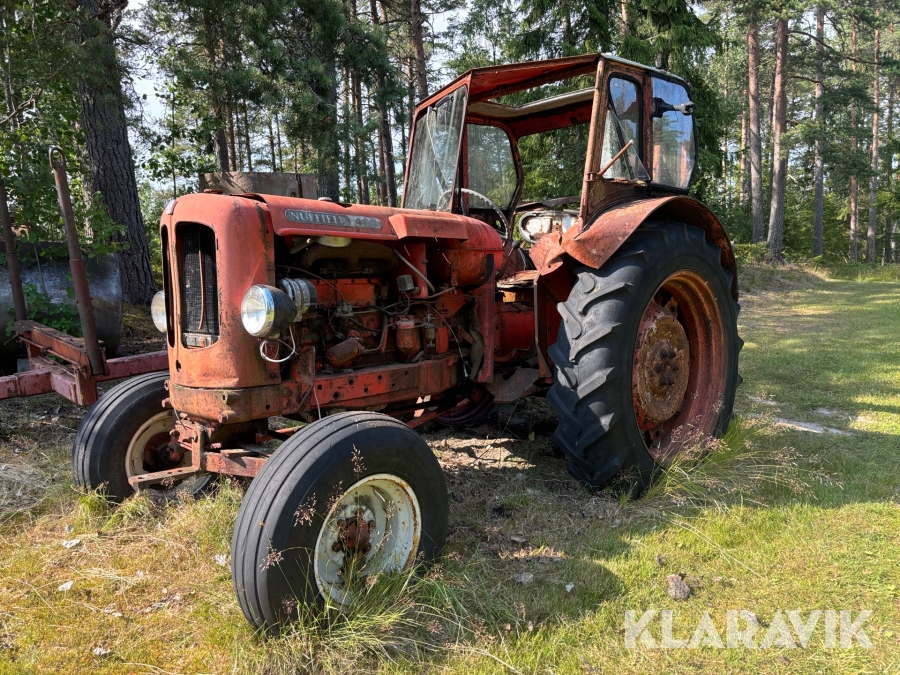 Traktor Nuffield 460