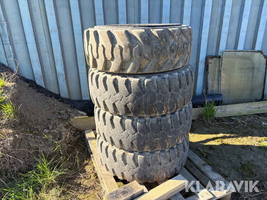 Entreprenaddäck på fälg 3+1