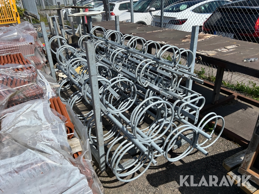 Parti med diverse cykelställ