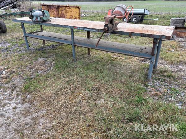 Arbetsbänk med skruvstycke och slipmaskin