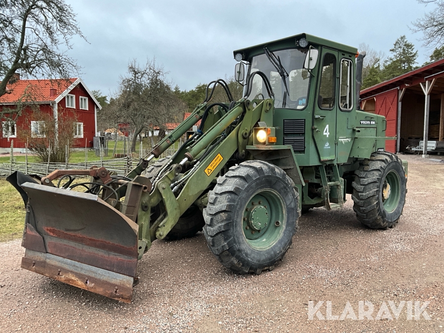 Hjullastare Volvo BM 4200 med Vikplog och redskap