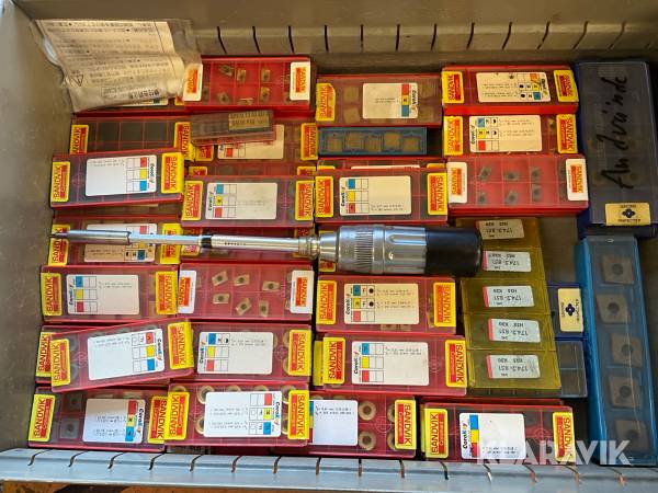 Stortparti med tillbehör till industri&verkstad