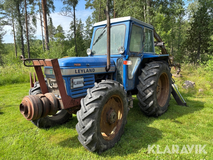Traktor Leyland 482 med skogsvagn och kran