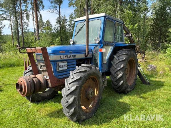 Traktor Leyland 482 med skogsvagn och kran