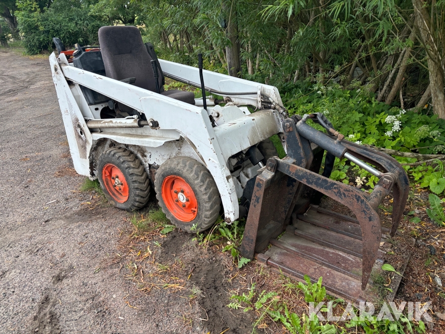 Kompaktlastare Bobcat 443 - Med grävaggregat och redskap