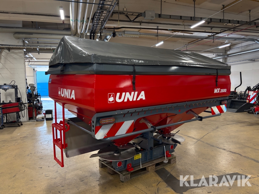 Gödningsspridare Unia MX 2500 med förhöjning och kapell 3000 l