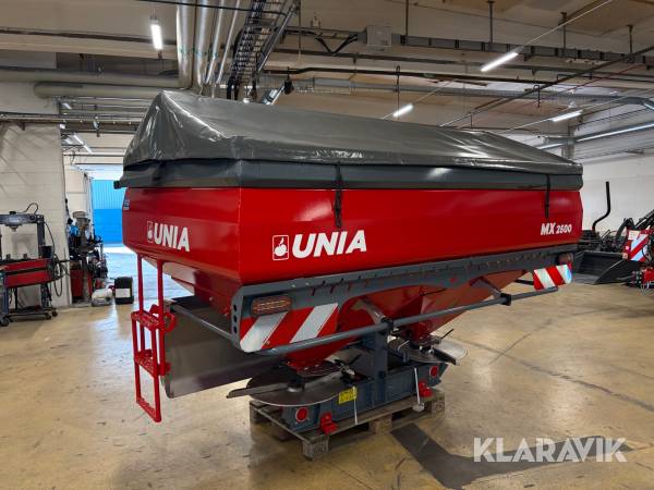 Gödningsspridare Unia MX 2500 med förhöjning och kapell 3000 l
