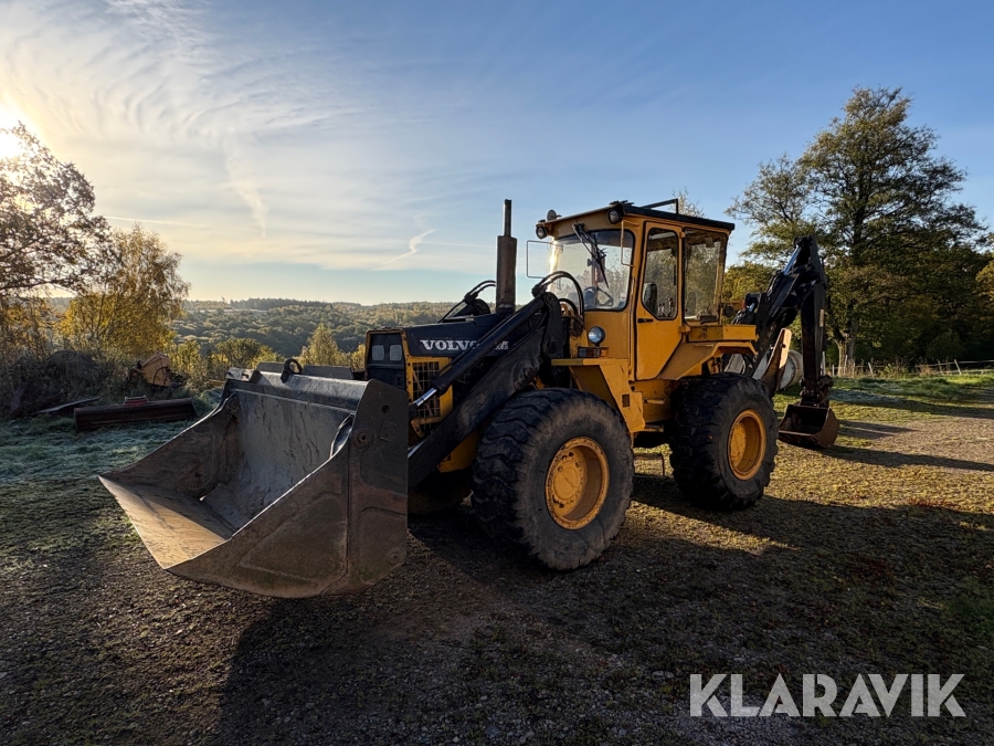 Grävlastare Volvo BM 6300 med skopor och redskap