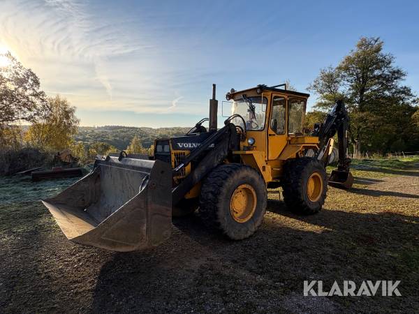 Grävlastare Volvo BM 6300 med skopor och redskap