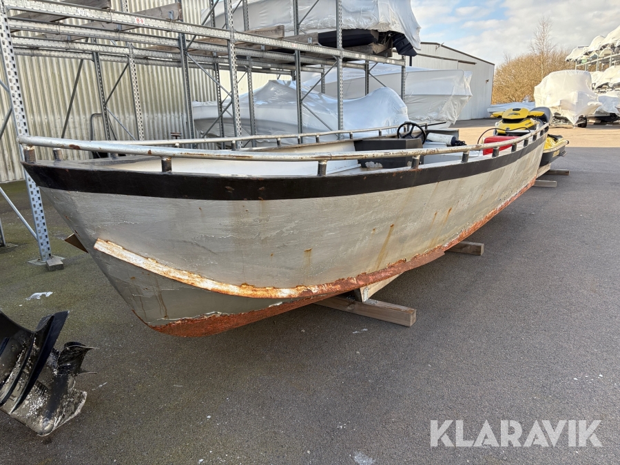 Plåtbåt med styrpulpet utan motor