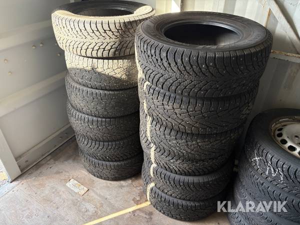 Däck dubbade Nokian Hakkapeliitta 235/65R16C