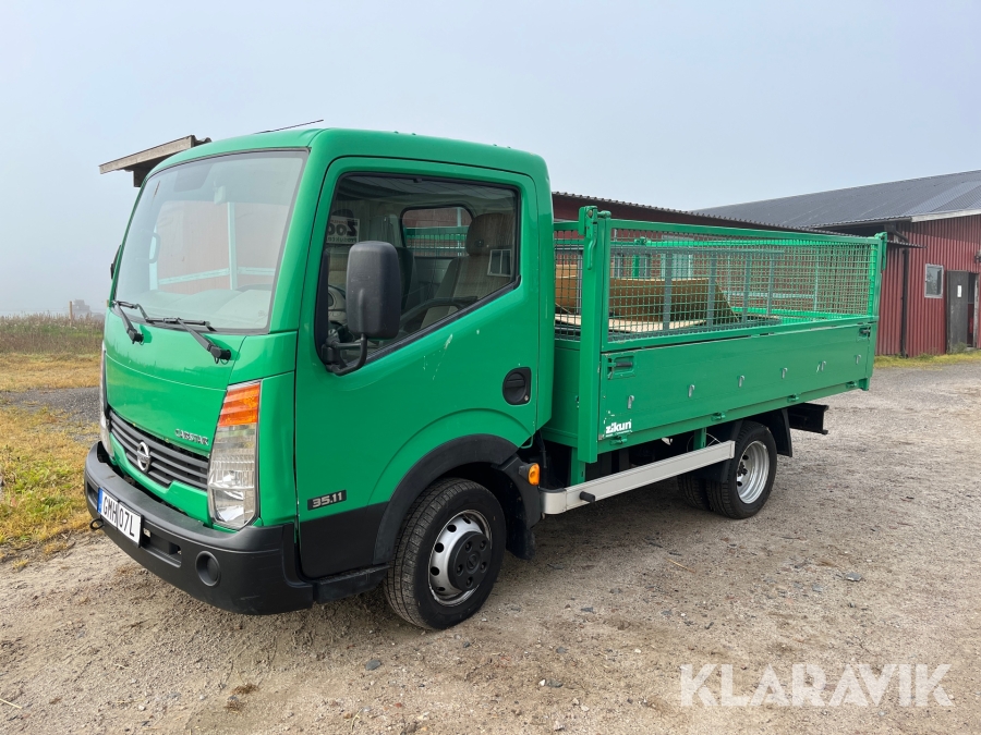 Lätt lastbil Nissan Cabstar 35.11 med flak