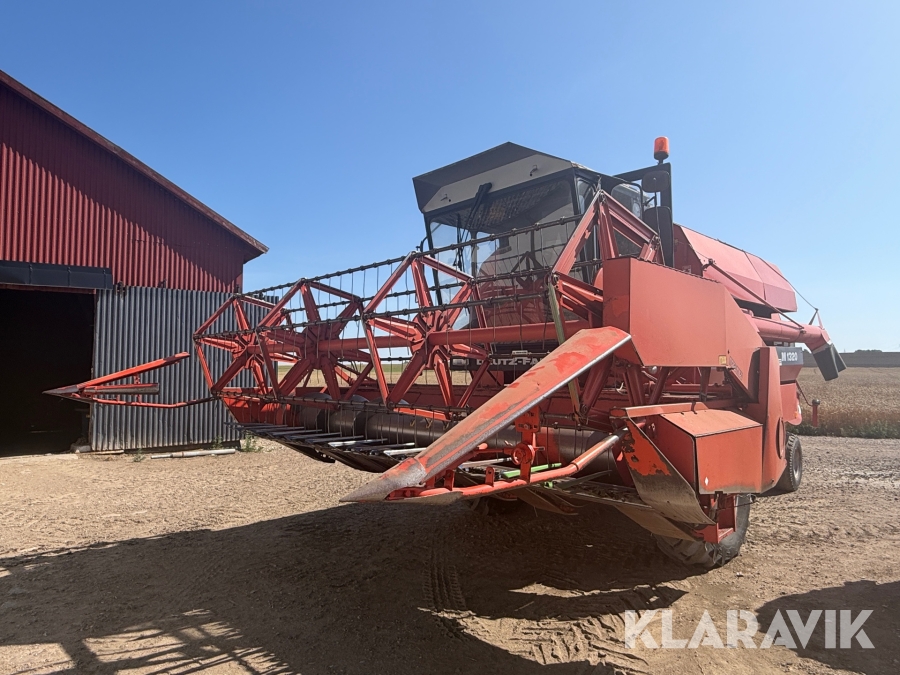Skördetröska Deutz-Fahr M1320 med skärbordsvagn och tillbehör