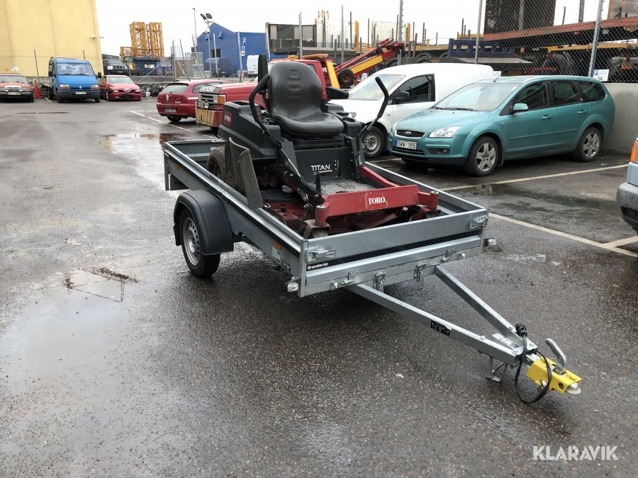 Spakstyrd Åkgräsklippare Toro Titan med släpvagn