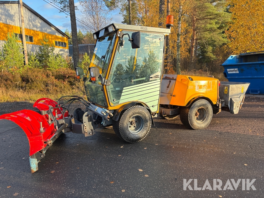 Redskapsbärare Belos Trans Pro 54 med vikplog och sandspridare