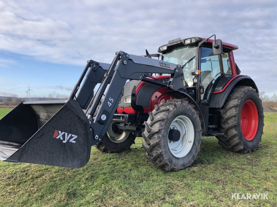 Skogsutrustad Traktor Valtra N101 med frontlastare