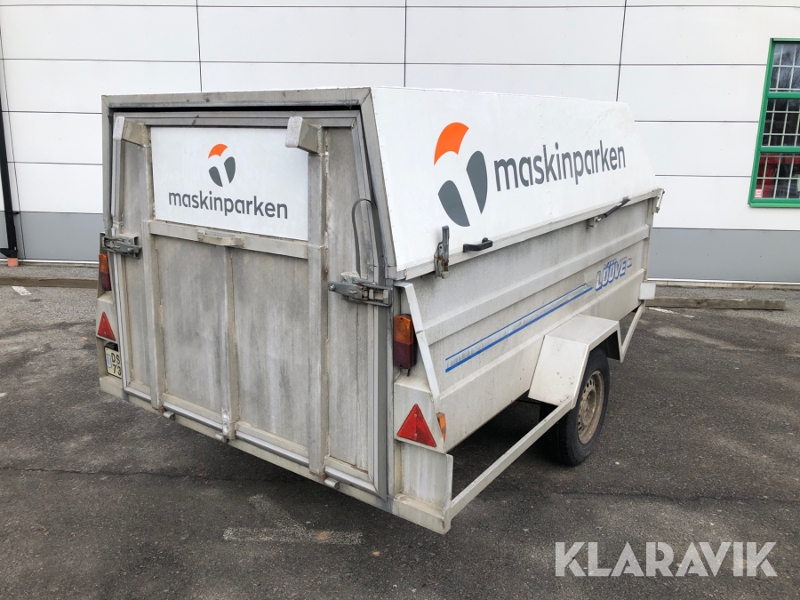 Personbilssläp Lööve LS 1300 H med kåpa och uppkörningsramp