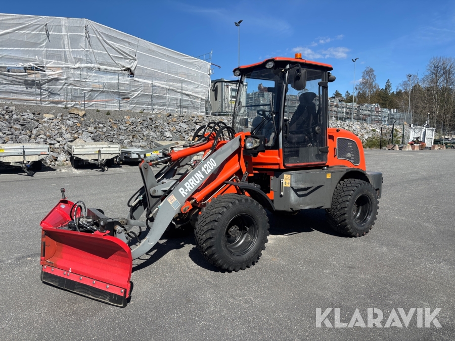 Hjullastare Everun ER12 med flera redskap