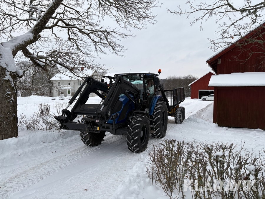 Traktor Valtra A114 med Moheda 101 4WD skogsvagn